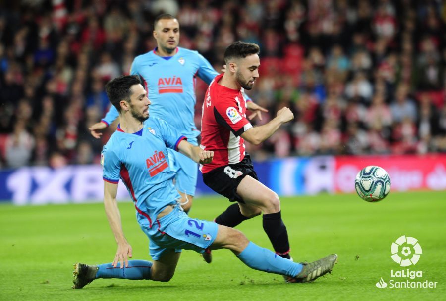 Unai López y Paulo Oliveira luchan por un balón en el derbi Athletic-Eibar.