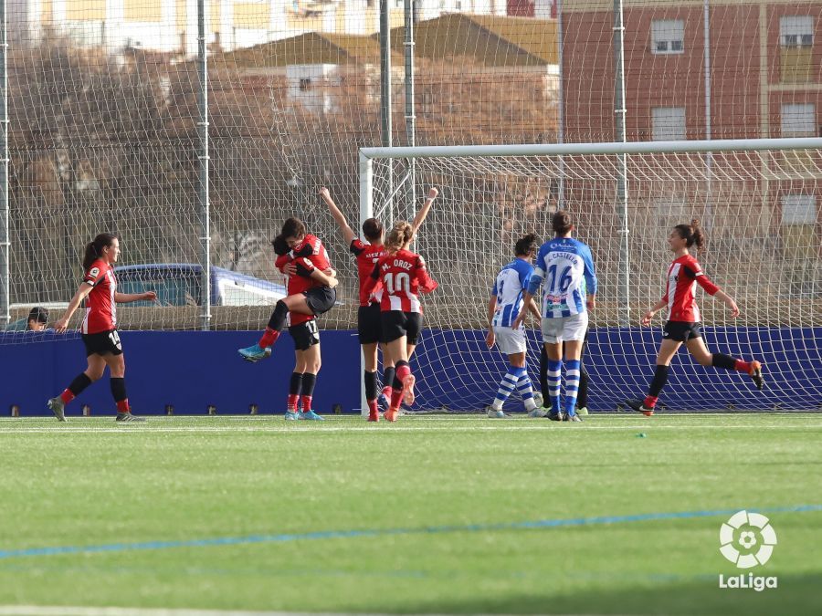  Las rojiblancas celebran el gol de Erika Vázquez que abrió el marcador en Huelva.