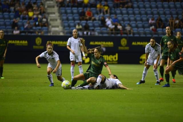 Maite Oroz pelea por un balón a ras de césped.
