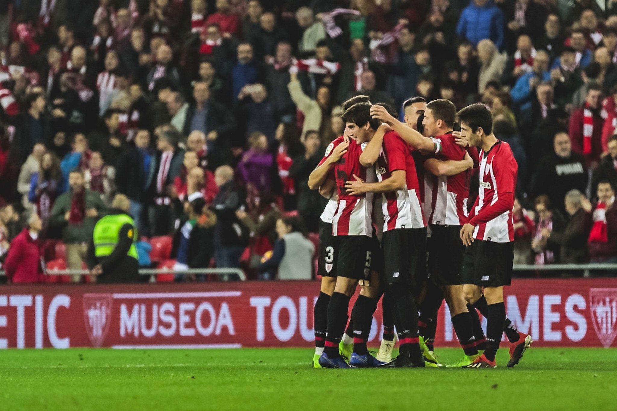 Los jugadores del Athletic festejan el gol de Aduriz que tumbaba al Girona.