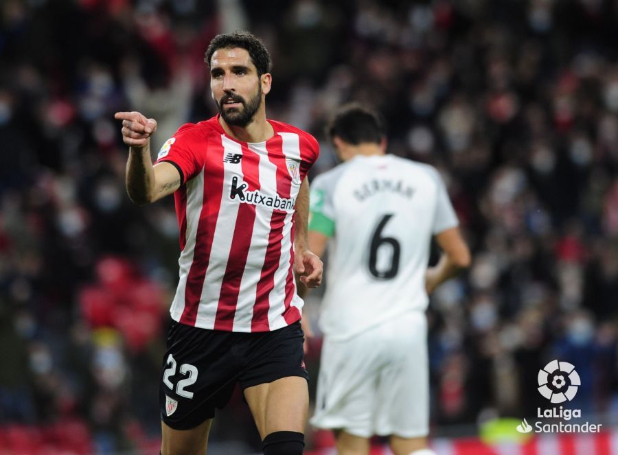  Raúl García celebra un gol ante el Granada en San Mamés.