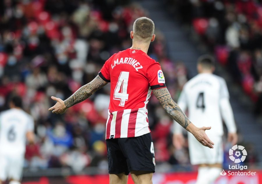  Iñigo Martínez durante el encuentro ante el Granada en San Mamés.