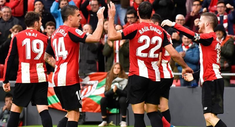 Varios jugadores del Athletic celebran el triunfo ante el Levante.