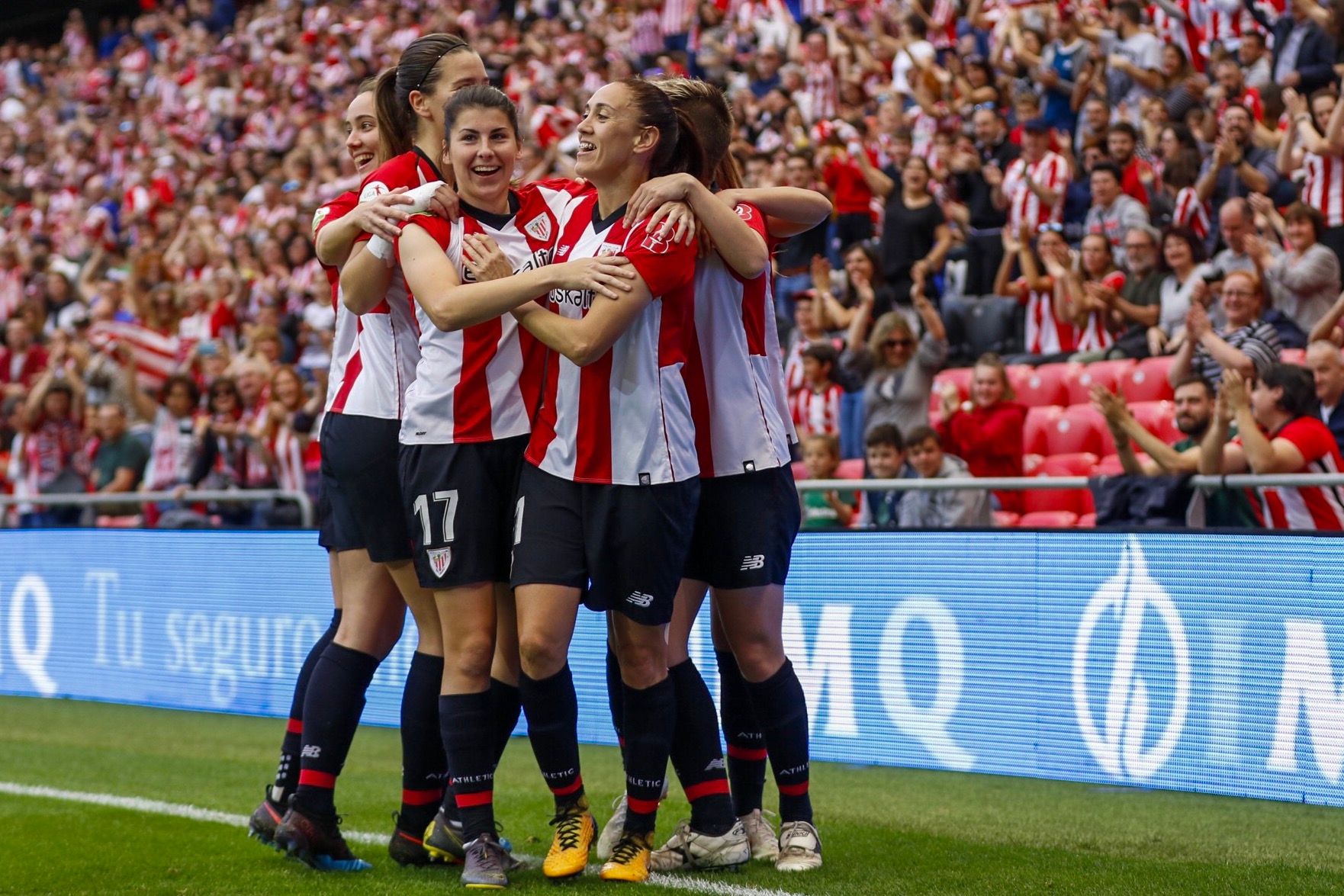 Las jugadoras del Athletic celebran el primer gol de Vanessa Gimbert.