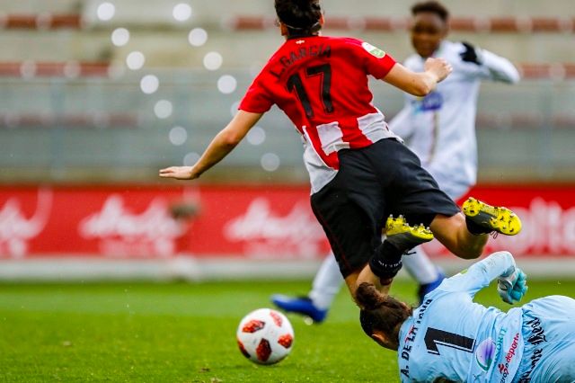  Penalti de Andrea de la Nava sobre Lucía que la colegiada no pitó.