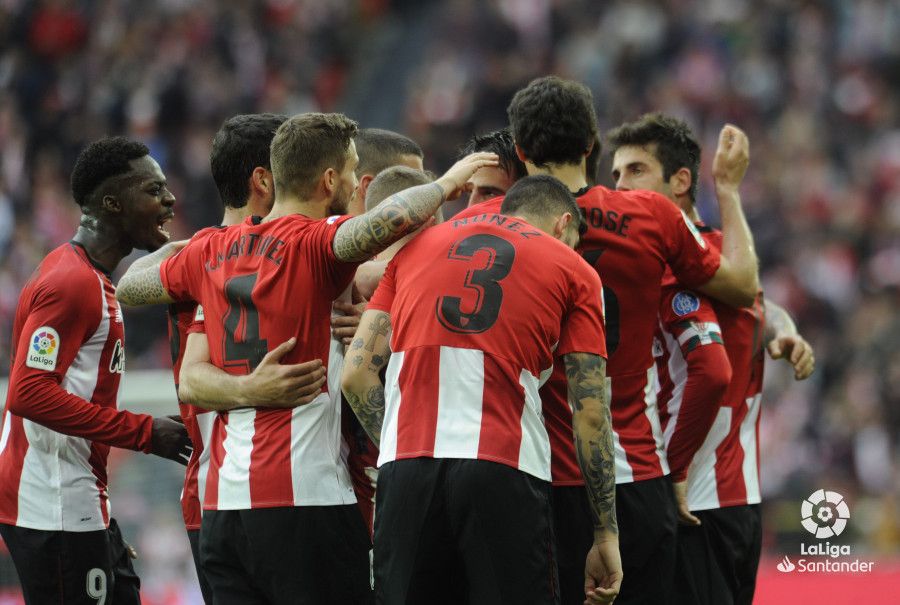  La habitual piña de los jugadores del Athletic Club.