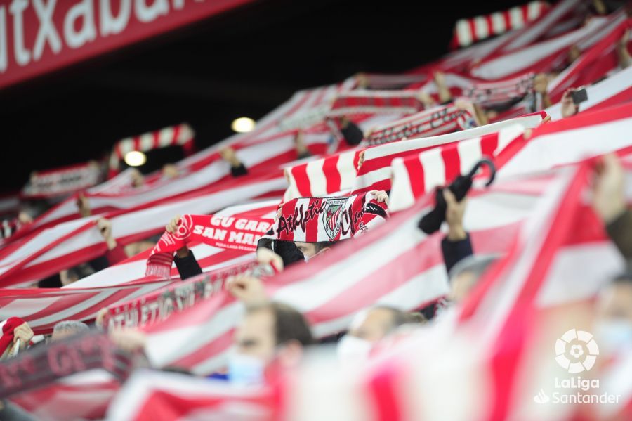  La afición del Athletic, ante el Sevilla en San Mamés.