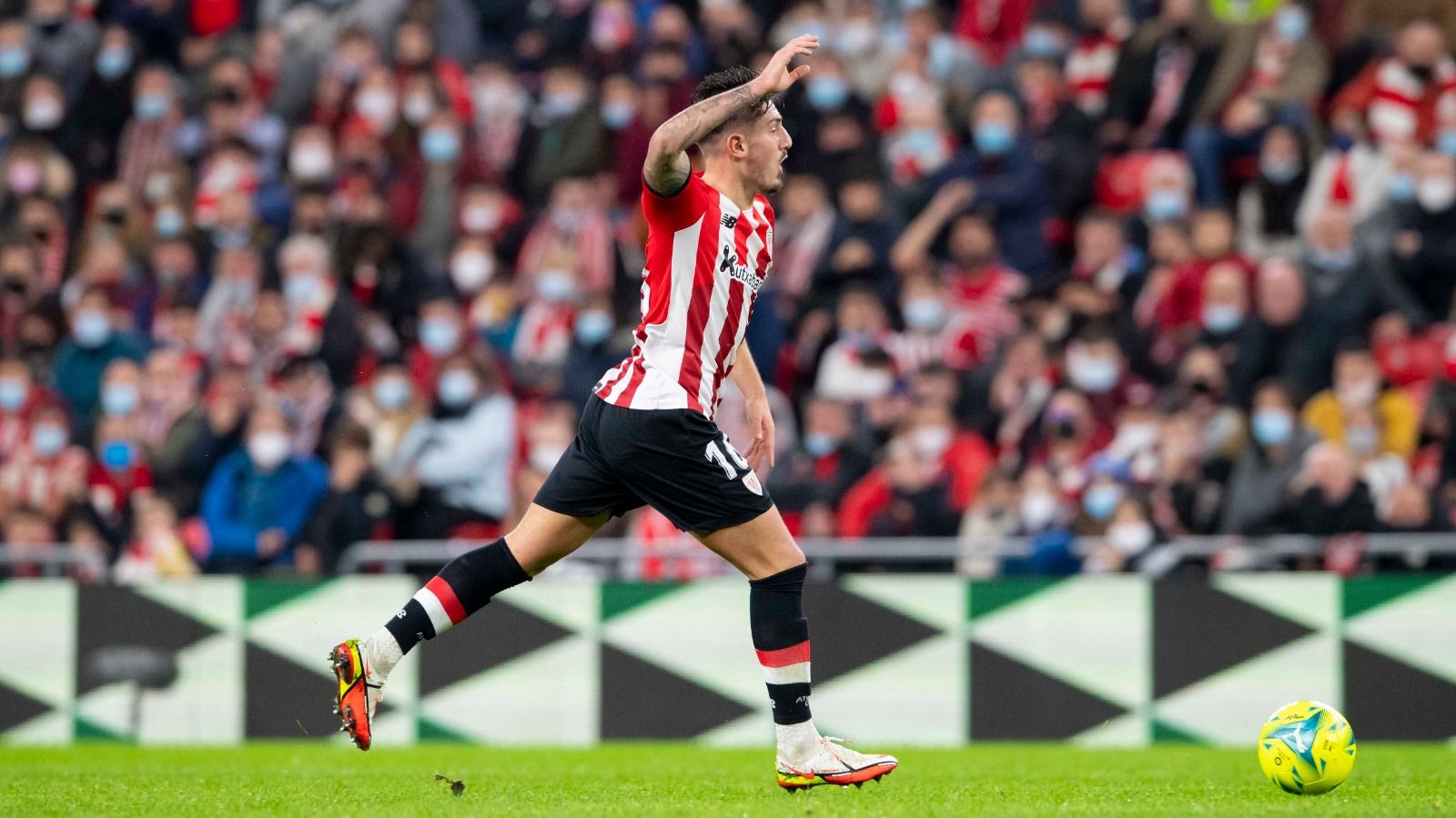  Unai Vencedor, ante el Sevilla en San Mamés.