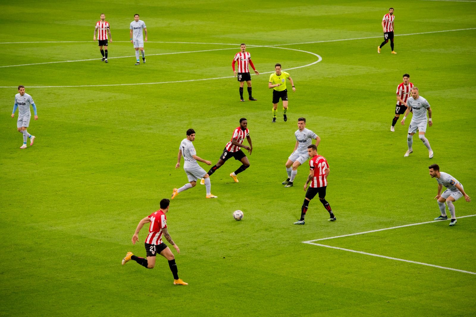 Un lance de Capa y Berenguer por banda derecha del Athletic-Valencia.