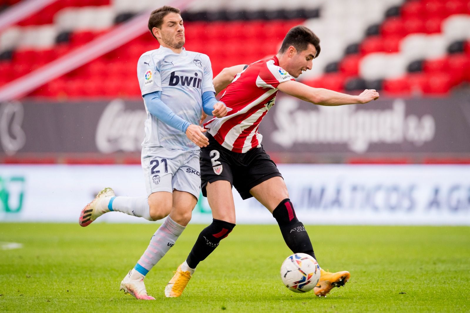 La zurda de Jon Morcillo durante el partido ante el Valencia en San Mamés.