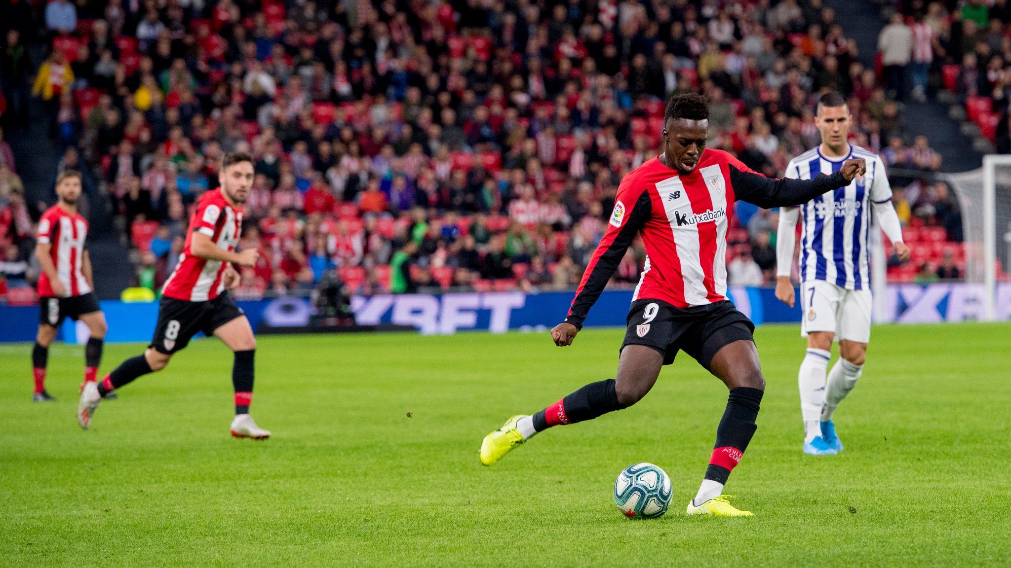 Iñaki Williams golpea a portería en el choque ante el Real Valladolid.