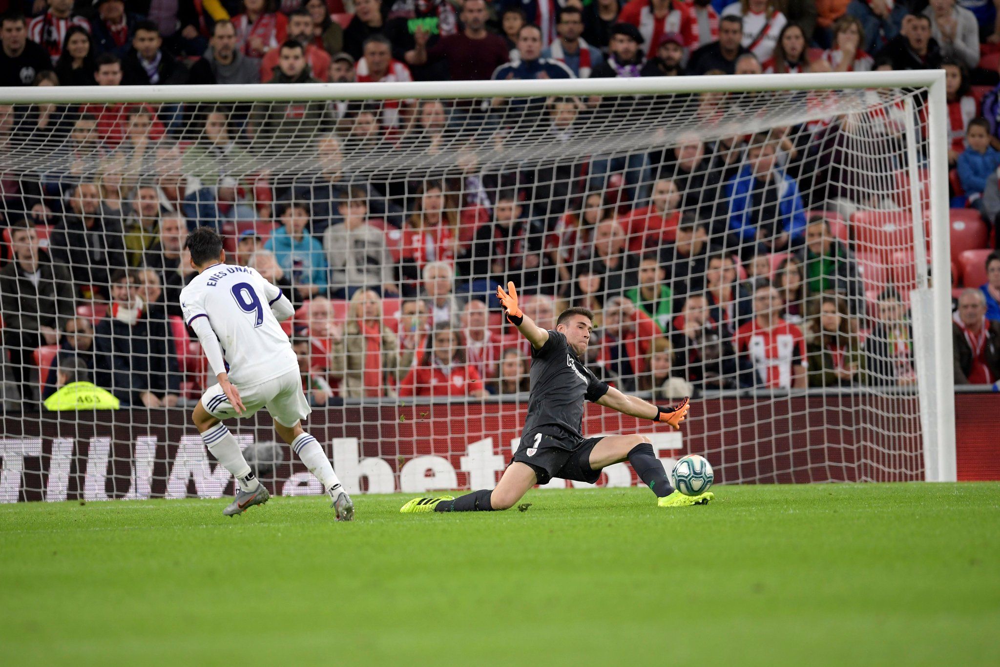  Unai Simon evita con una gran parada el gol ante Enes Unal.