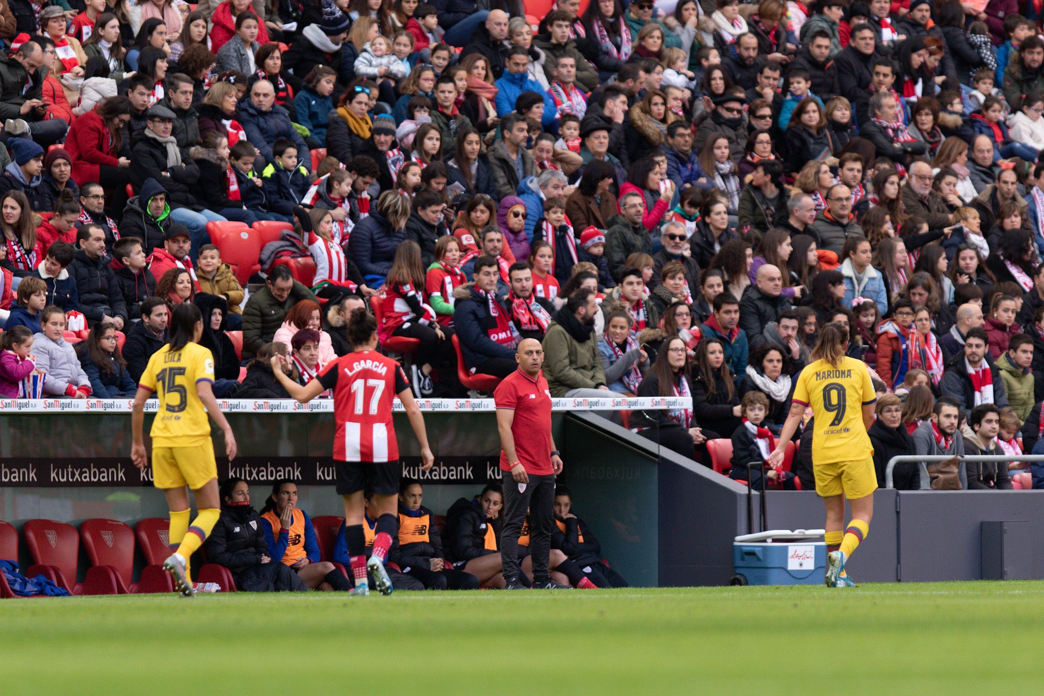 Ángel Villacampa durante el partido ante el Barça en San Mamés.
