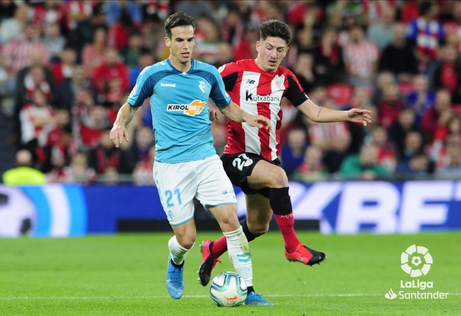Imagen de Unai Vencedor donde intenta robar un balón ante Osasuna en San Mamés.