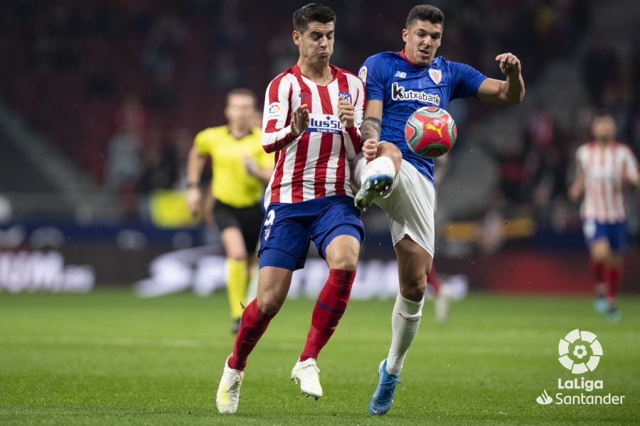  Ander Capa lucha con Álvaro Morata por el balón en el Wanda.