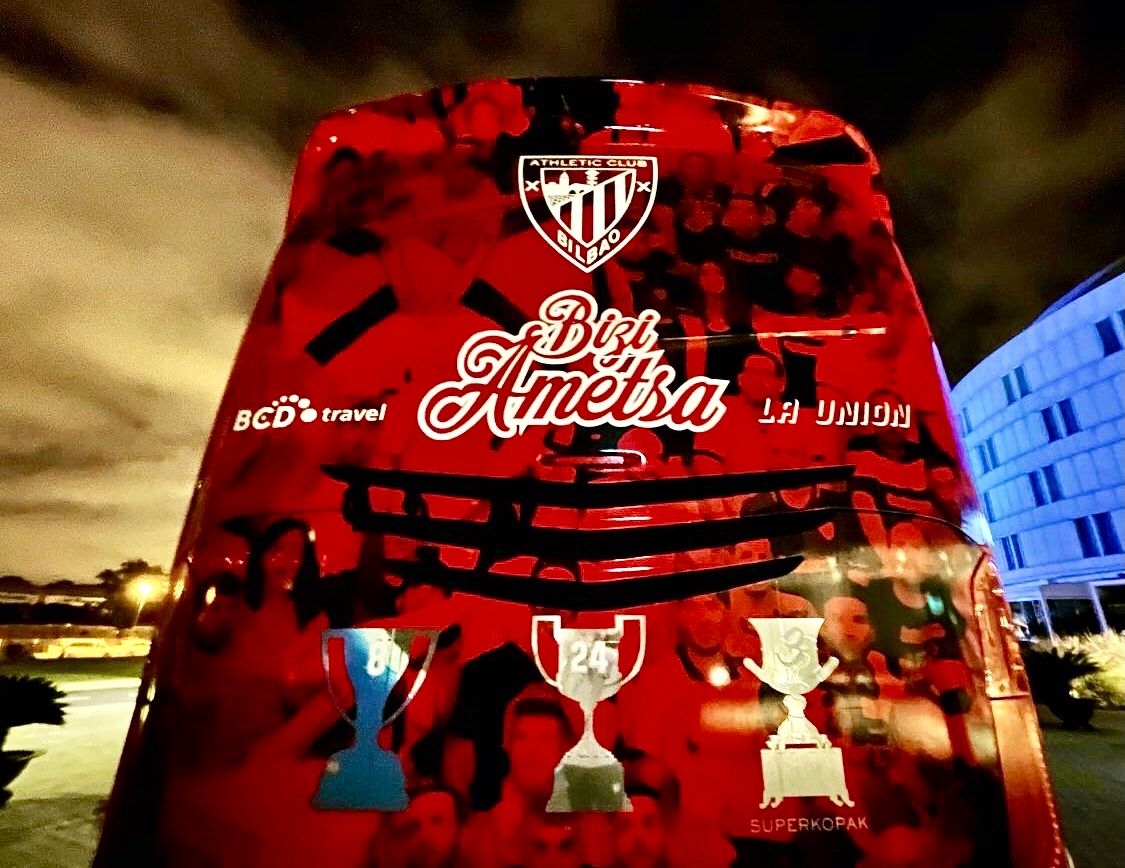El autobús del Athletic Club duerme ante el hotel de La Cartuja en Sevilla.