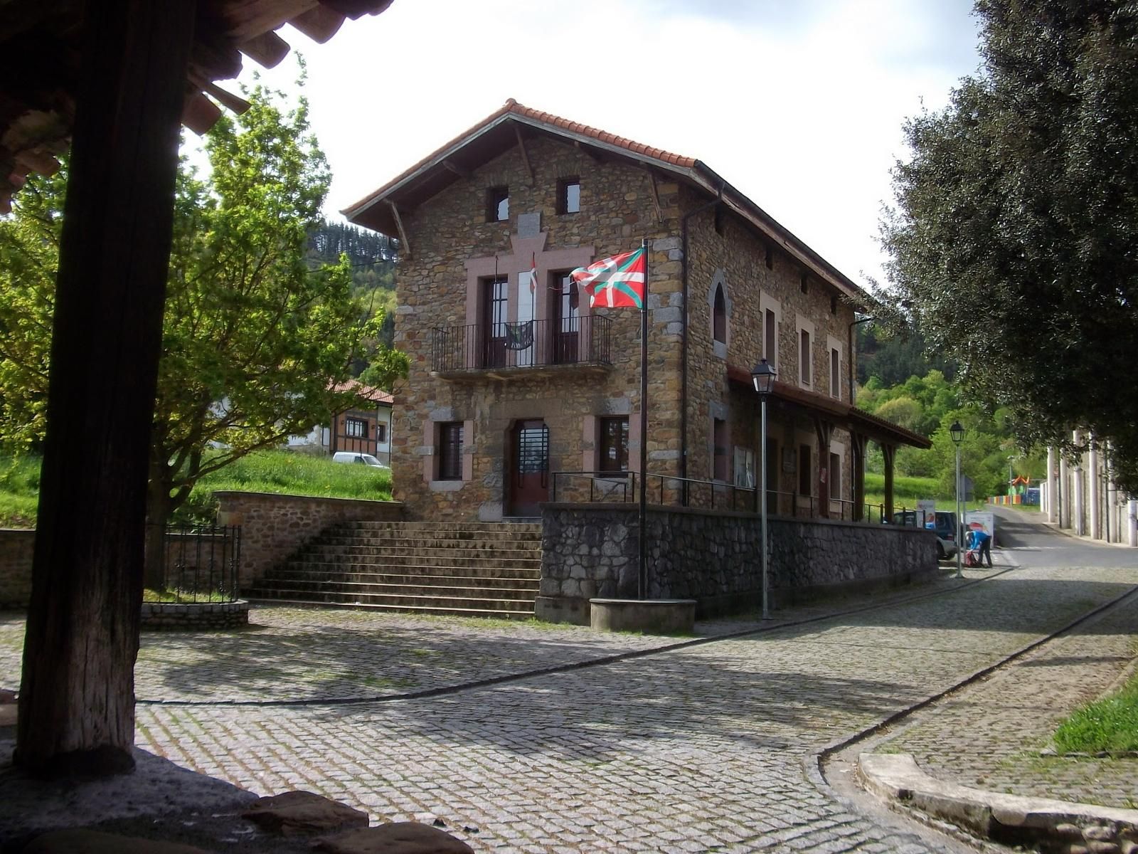  Fachada del Ayuntamiento de Arakaldo, uno de los municipios de Bizkaia sin coronavirus.