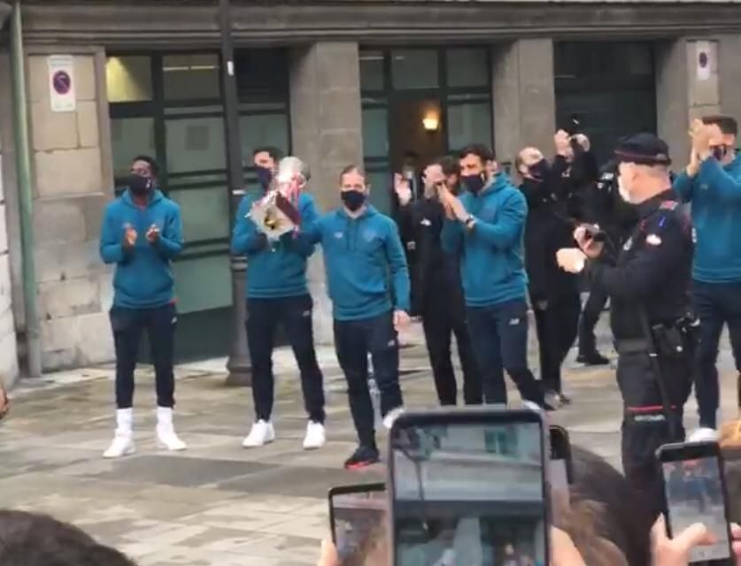  Los jugadores del Athletic Club muestran de lejos la reciente Supercopa ante el Ayuntamiento de Bilbao.