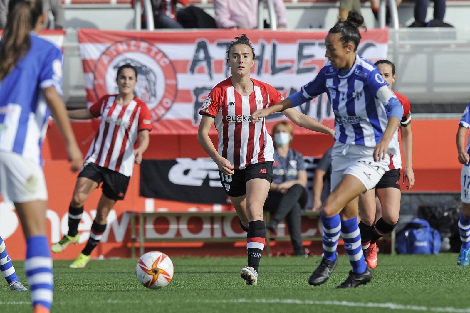  Ane Azkona en el duelo ante el Huelva en Lezama.