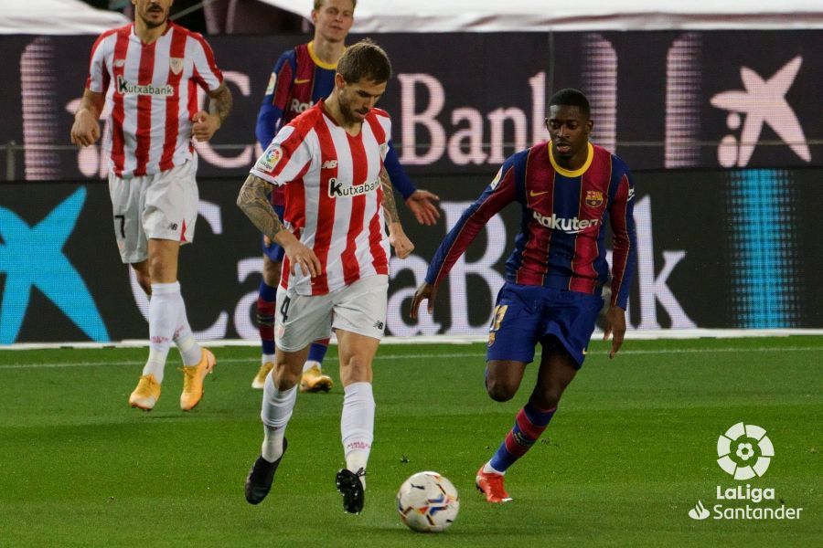  Iñigo Martínez ante Dembélé durante el Barça-Athletic Club.