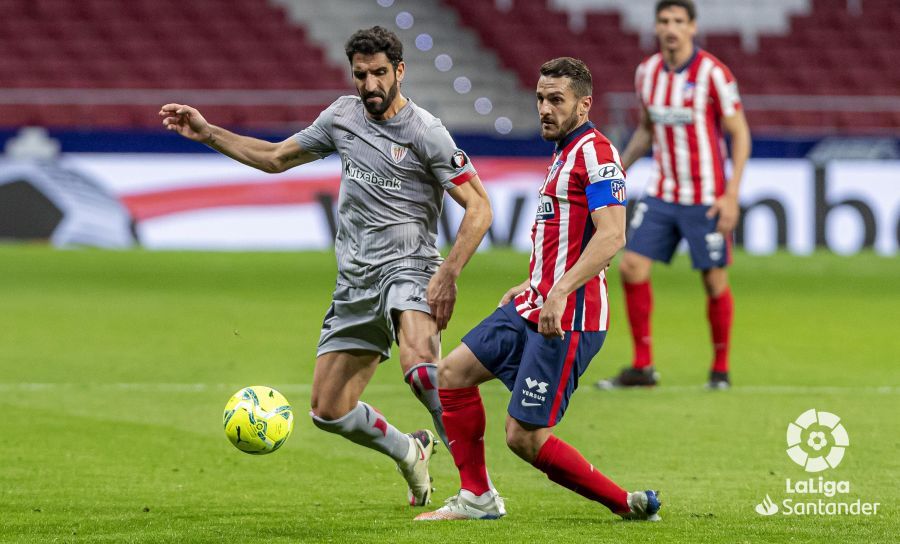 Raúl García pelea con Koke ante el Atlético en el Wanda.