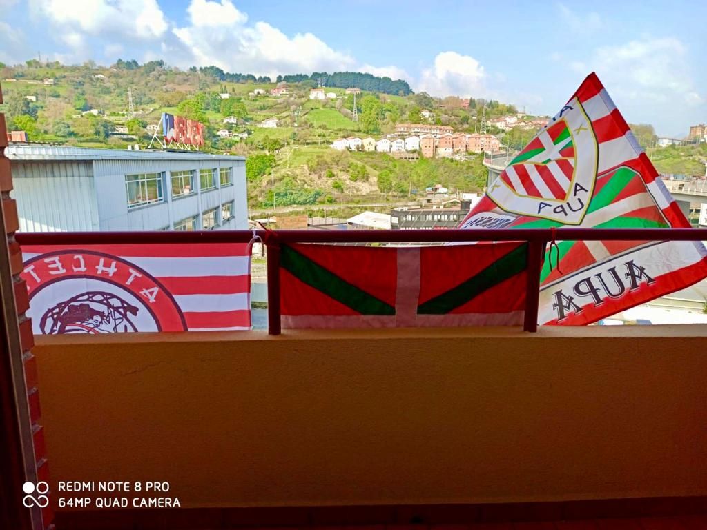 Fiesta de la afición del Athletic Club en los balcones durante el pasado confinamiento en los hogares.