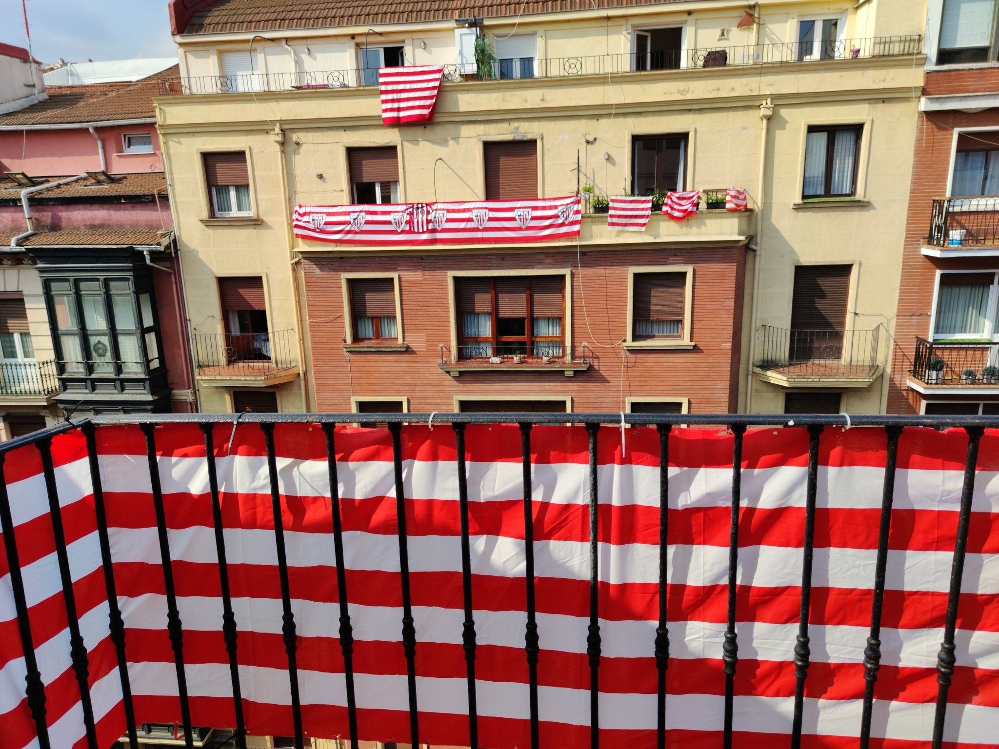  Los aficionados y las Peñas del Athletic Club ya quieren animar desde los balcones de Bizkaia a los de Marcelino.