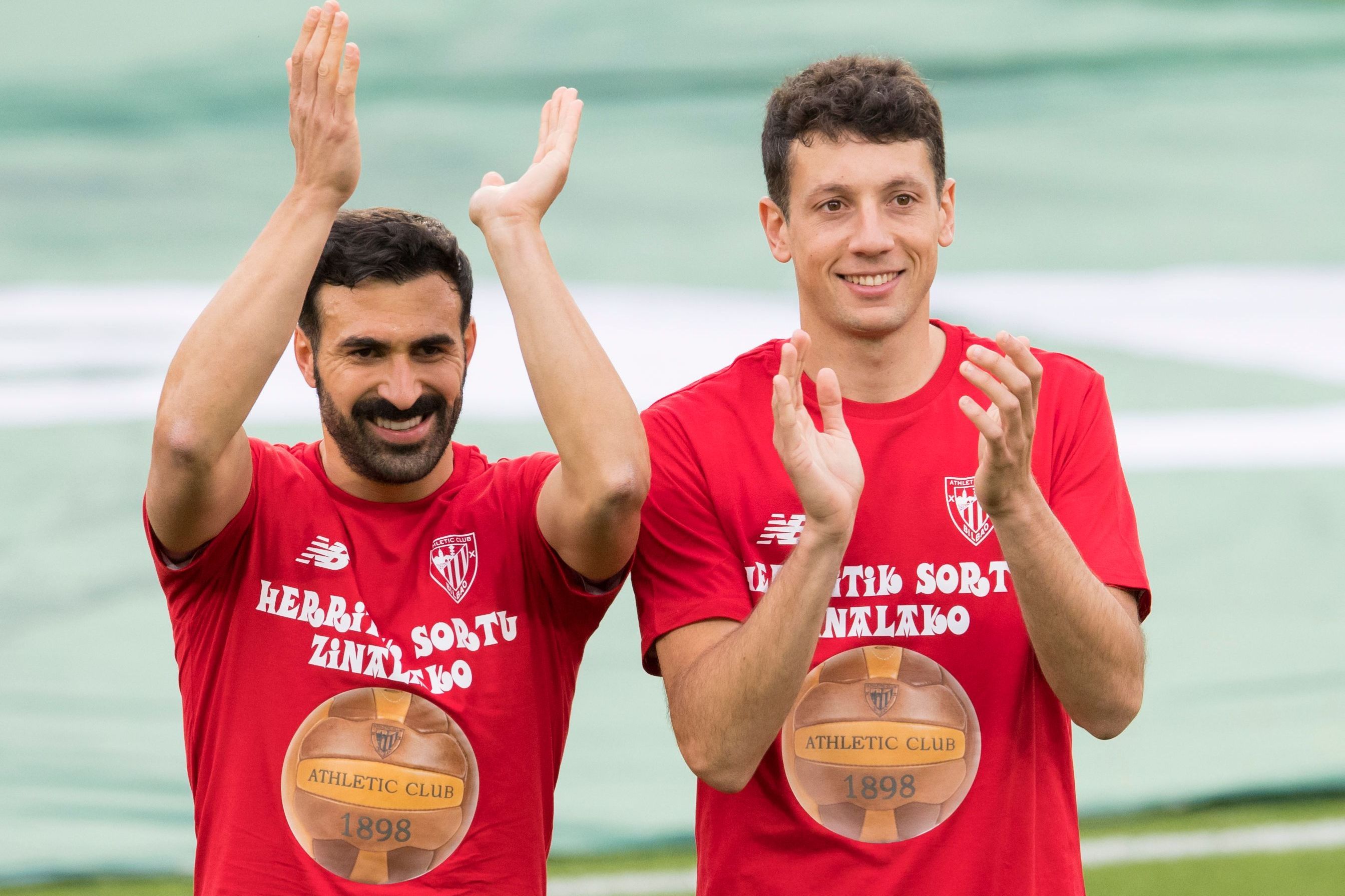  Balenziaga y Vesga aplauden con unas camisetas en disconformidad con la Superliga Europea.