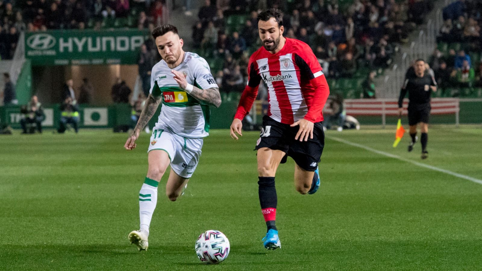 Balenziaga conduce un balón en el Elche-Athletic de la Copa del Rey.
