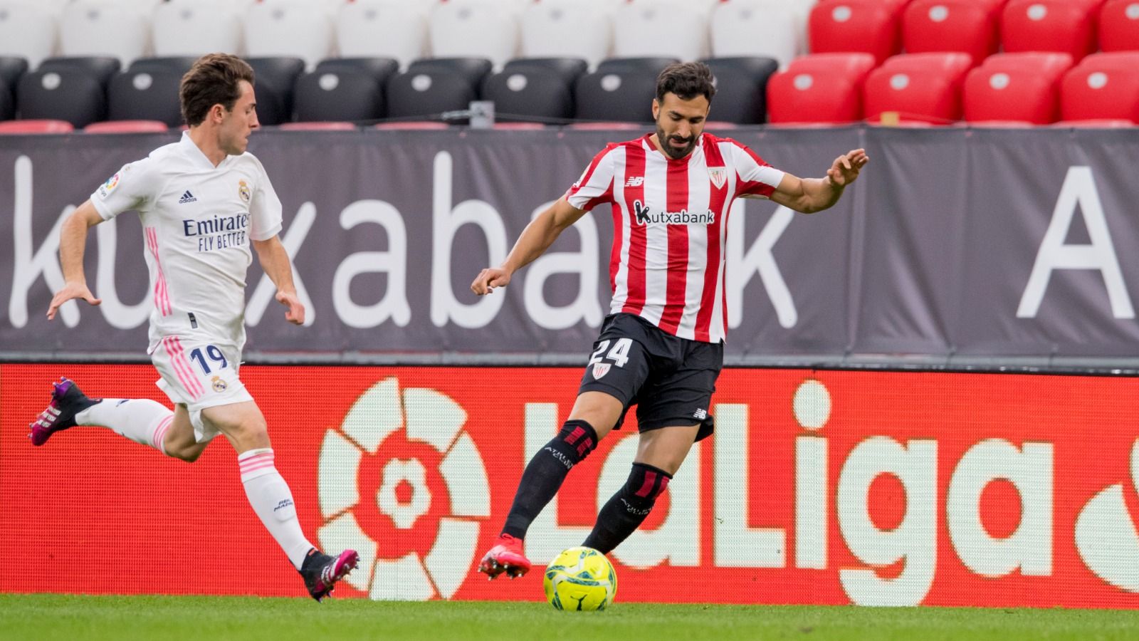  Balenziaga conduce el balón en el partido ante el Real Madrid en San Mamés.