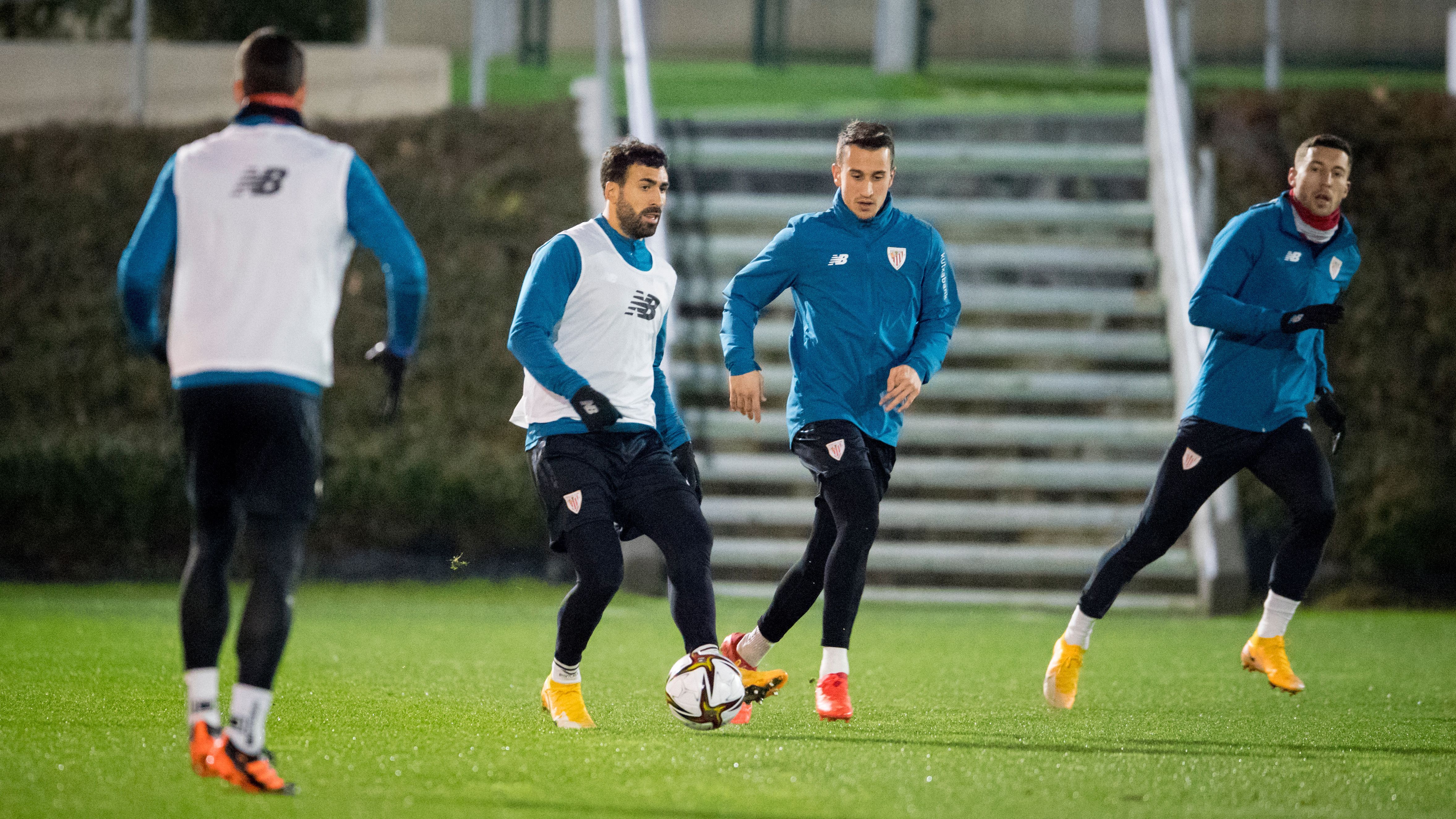 Mikel Balenziaga trabajando con el equipo en Lezama.