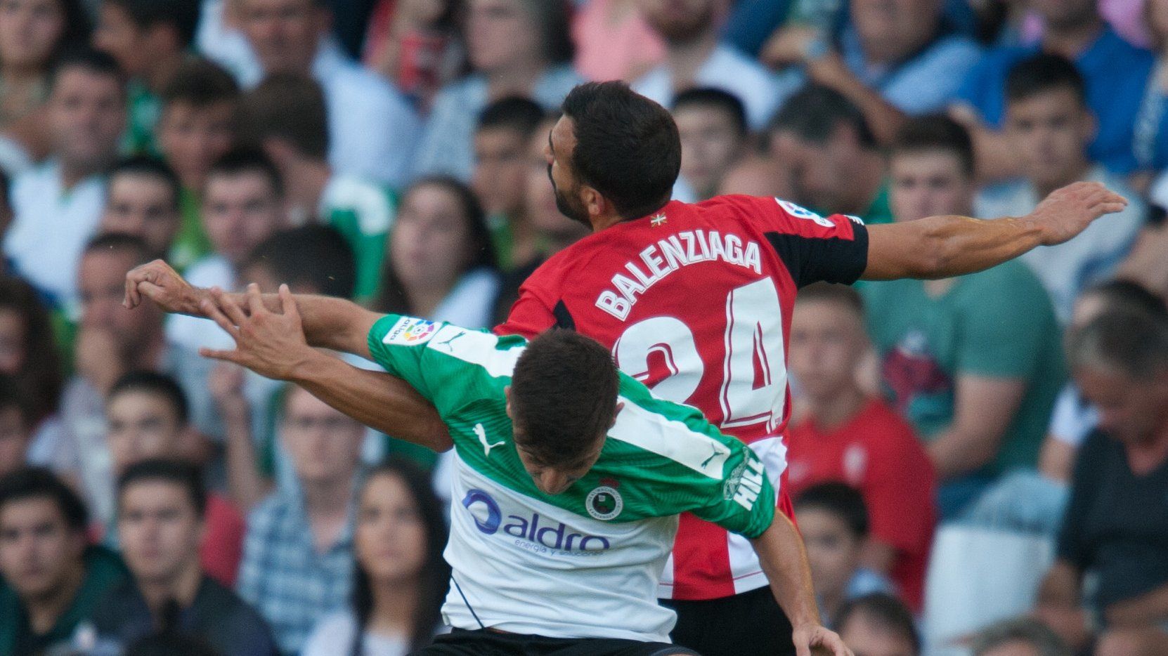  Mikel Balenziaga por los aires ante el Racing en Santander