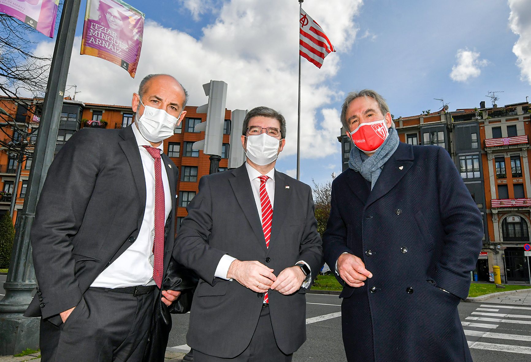  El alcalde con Aitor Elizegi y Andoni Goikoetxea tras izar la bandera del Athletic.