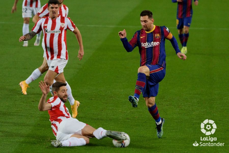 Yeray trata de robar la pelota a Leo Messi en el Barça-Athletic.