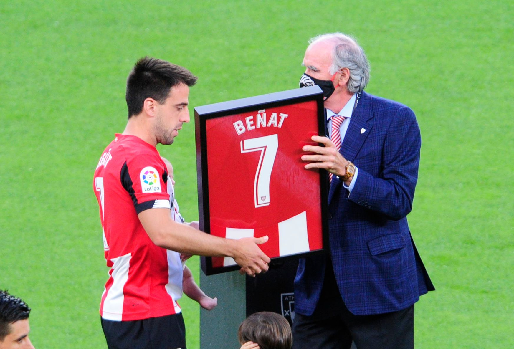  Beñat recibe un obsequio de manos de Iribar