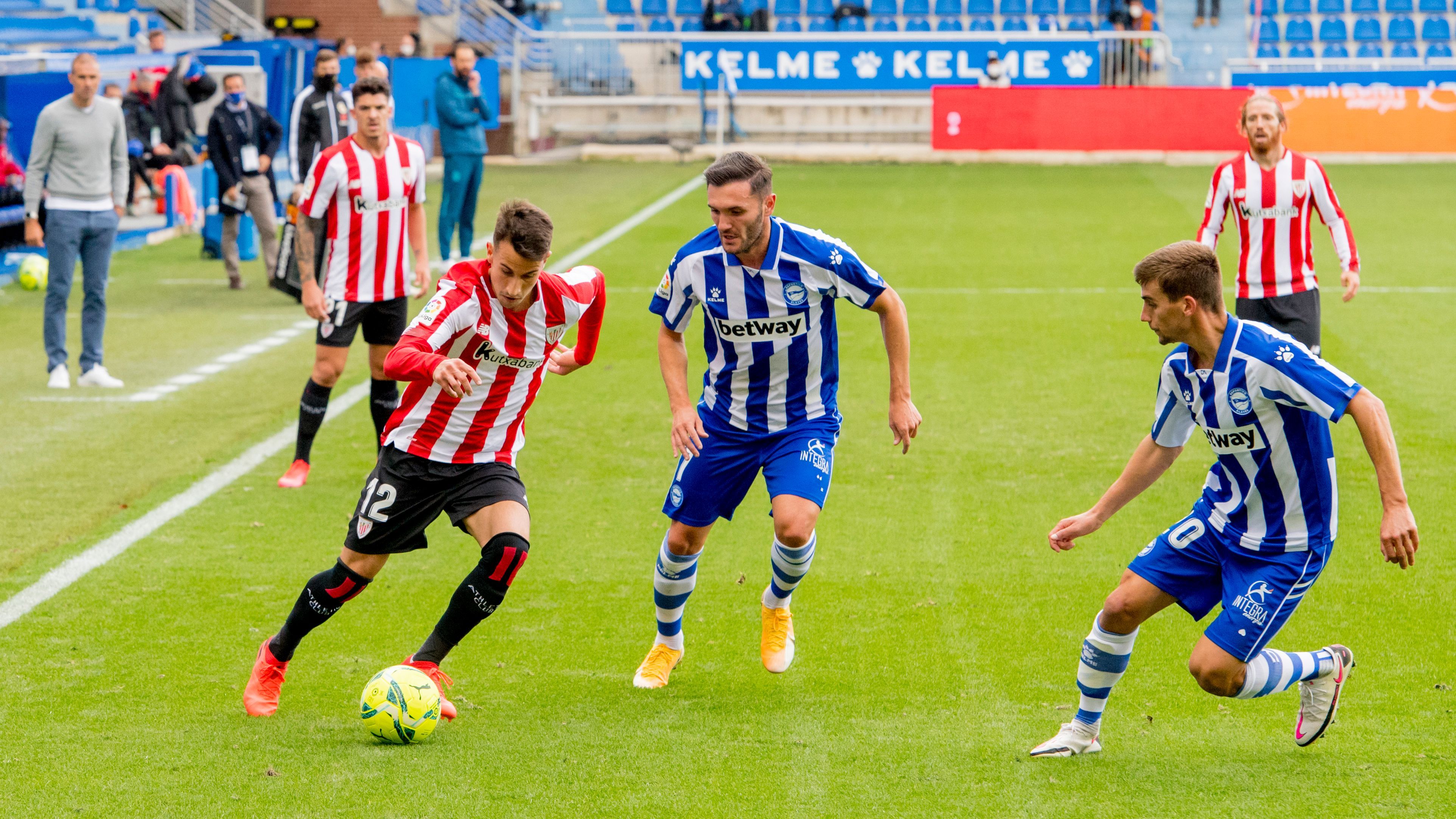  Álex Berenguer percute por banda en Gasteiz.