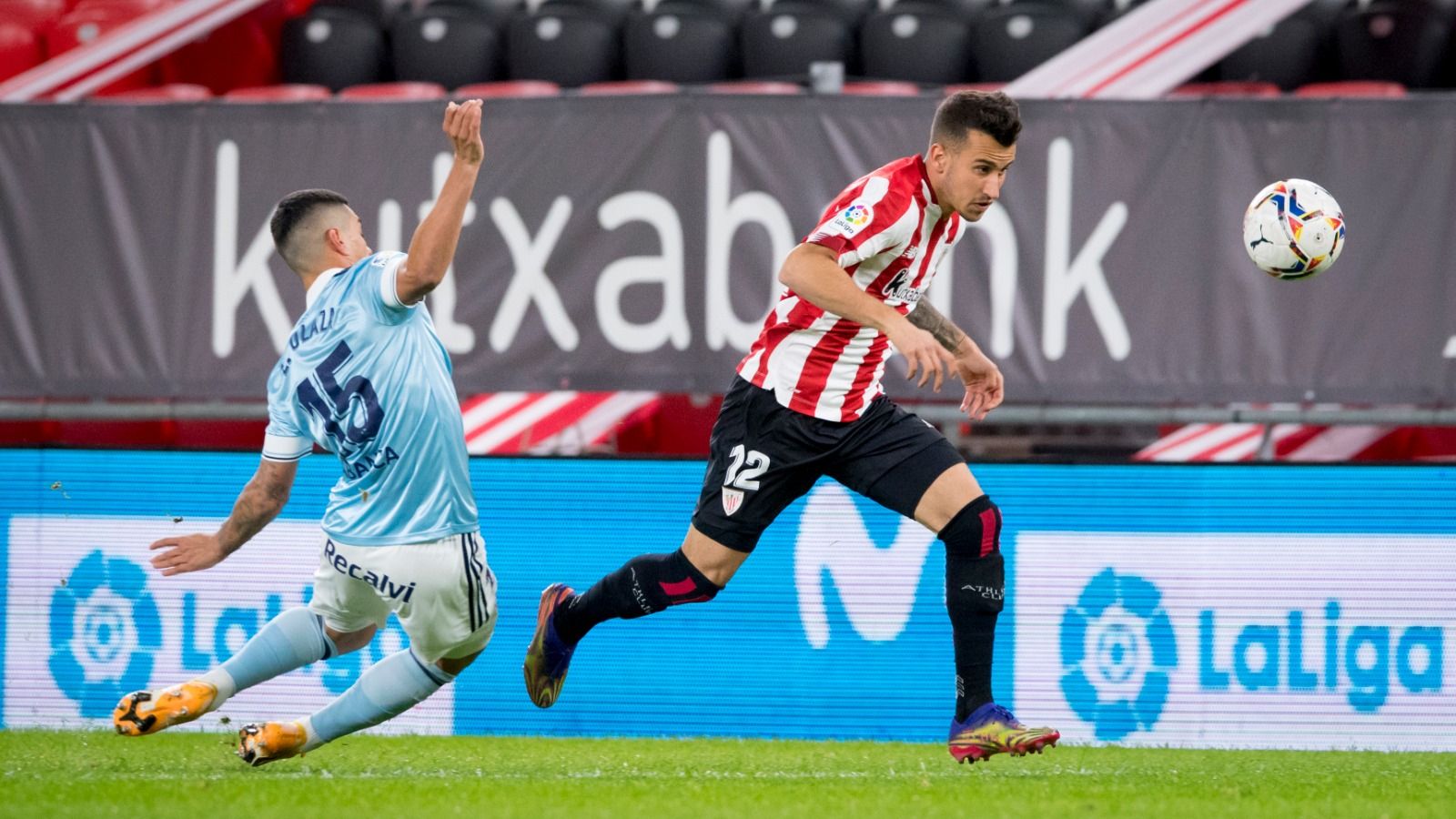 Álex Berenguer corre por la banda ante el Celta.