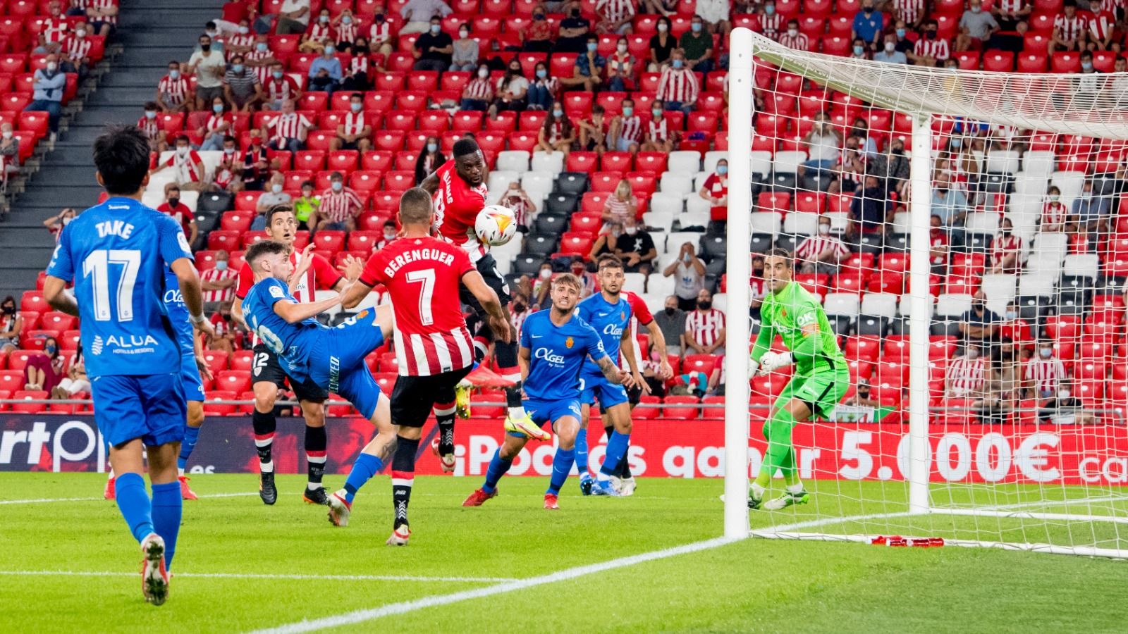  Berenguer, en una acción de peligro ante el Mallorca.