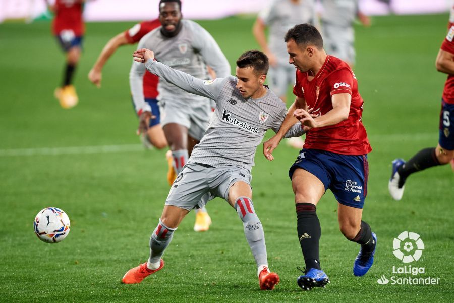  Berenguer intenta controlar el balón ante la presión rival.