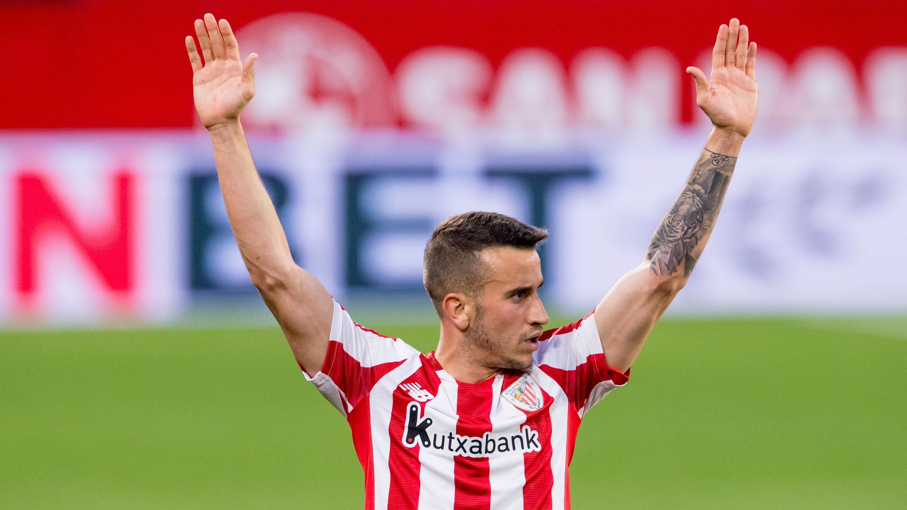 Balón parado de Berenguer ante el Sevilla en el Sánchez-Pizjuán.