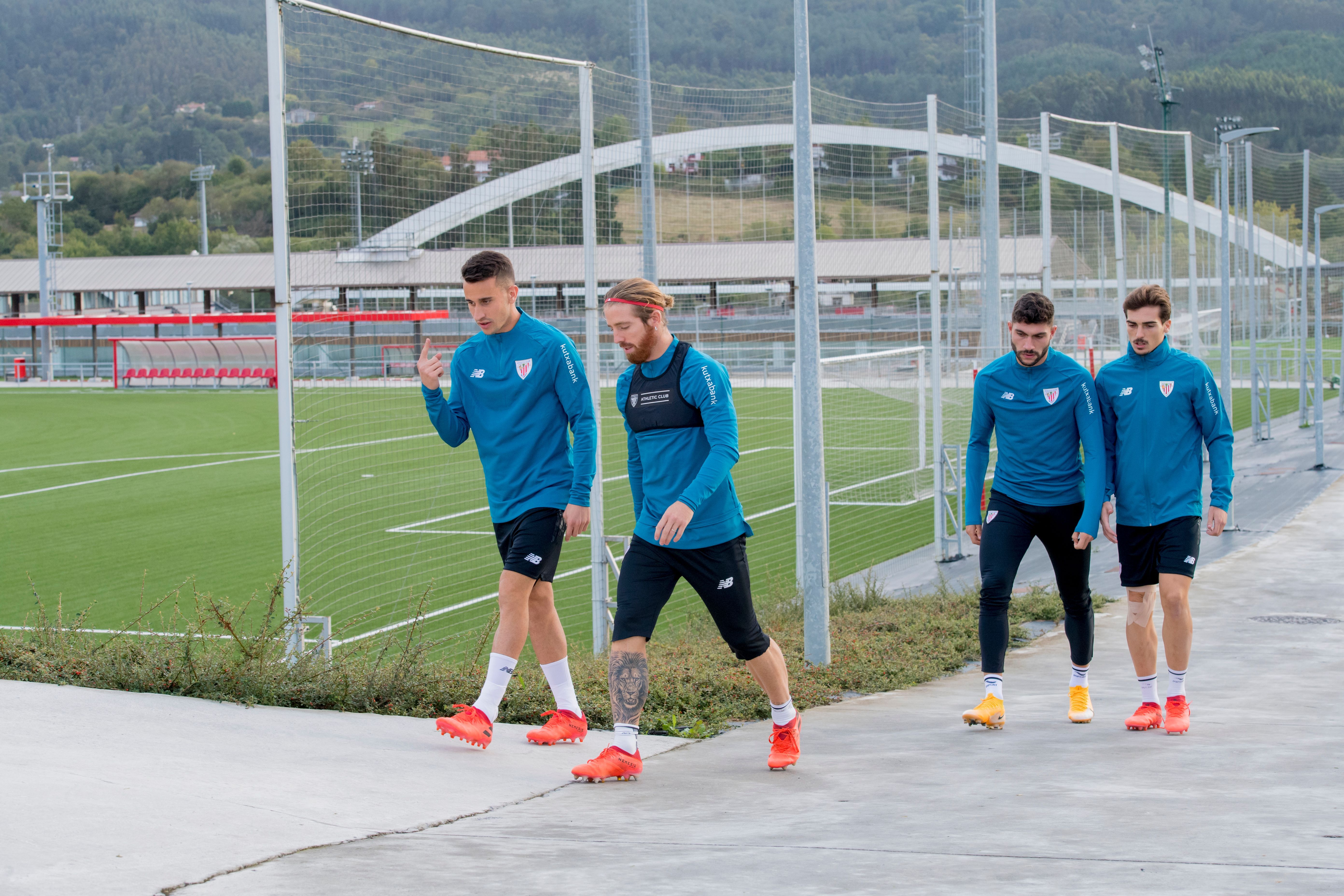 Álex Berenguer sale a entrenar con el capitán Iker Muniain.