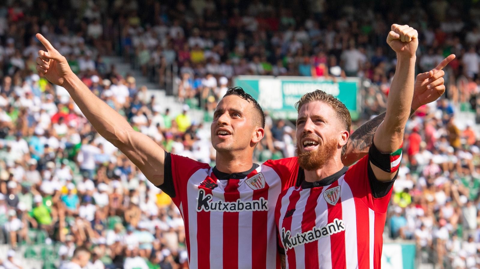 Alex Berenguer e Iker Muniain, ante el Elche CF en el Martínez Valero.