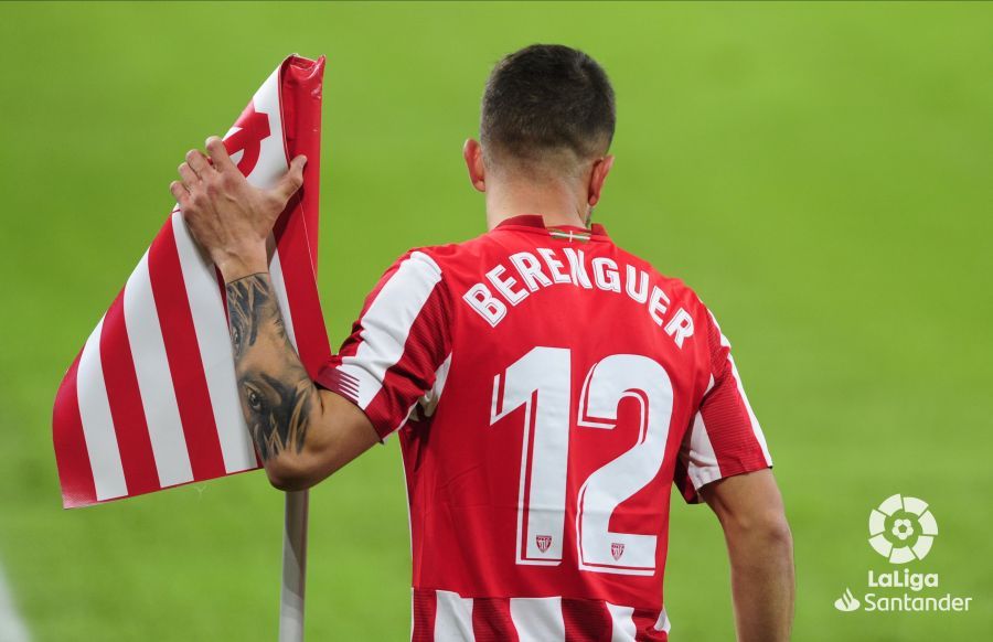 El navarro Álex Berenguer salió hoy en el once ante el Betis.