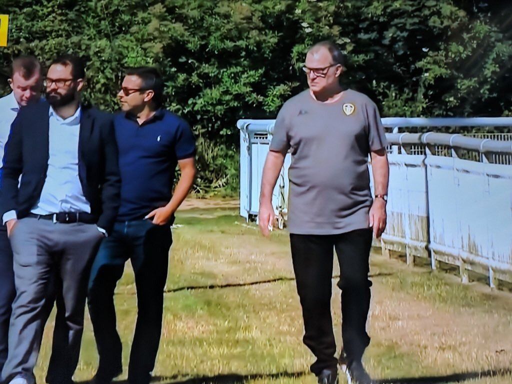 Marcelo Bielsa pasea por las instalaciones deportivas del Leeds United.