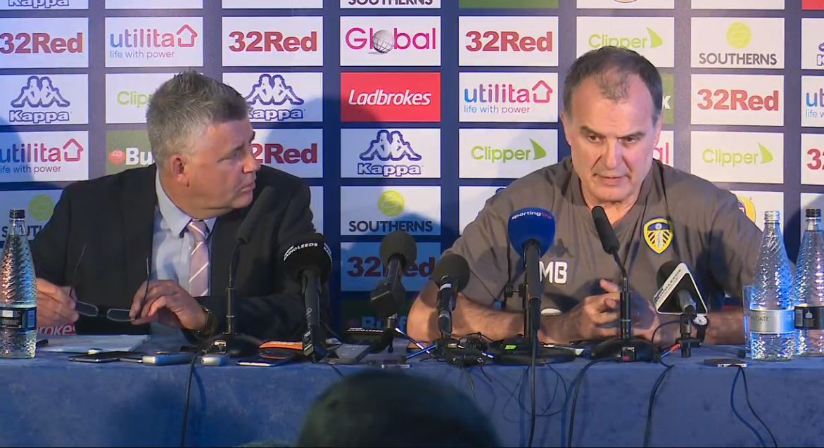 Marcelo Bielsa en una rueda de prensa de Elland Road junto a su intérprete en el Leeds United.