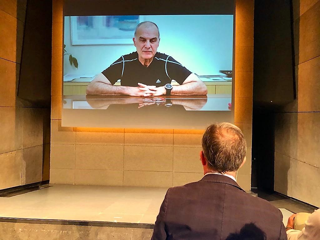  Marcelo Bielsa cuando fue presentado por la candidatura de Iñaki Arechabaleta.