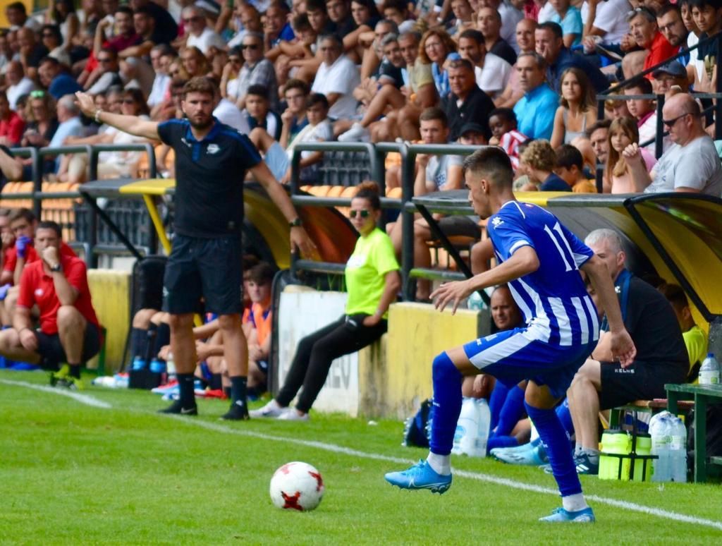  El técnico vizcaíno Bittor Llopis dirigiendo a la cantera del Deportivo Alavés.