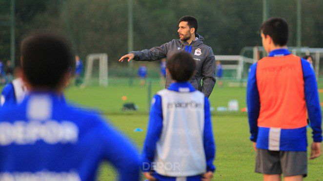  Eneko Bóveda dirige a sus pupilos en Abegondo.