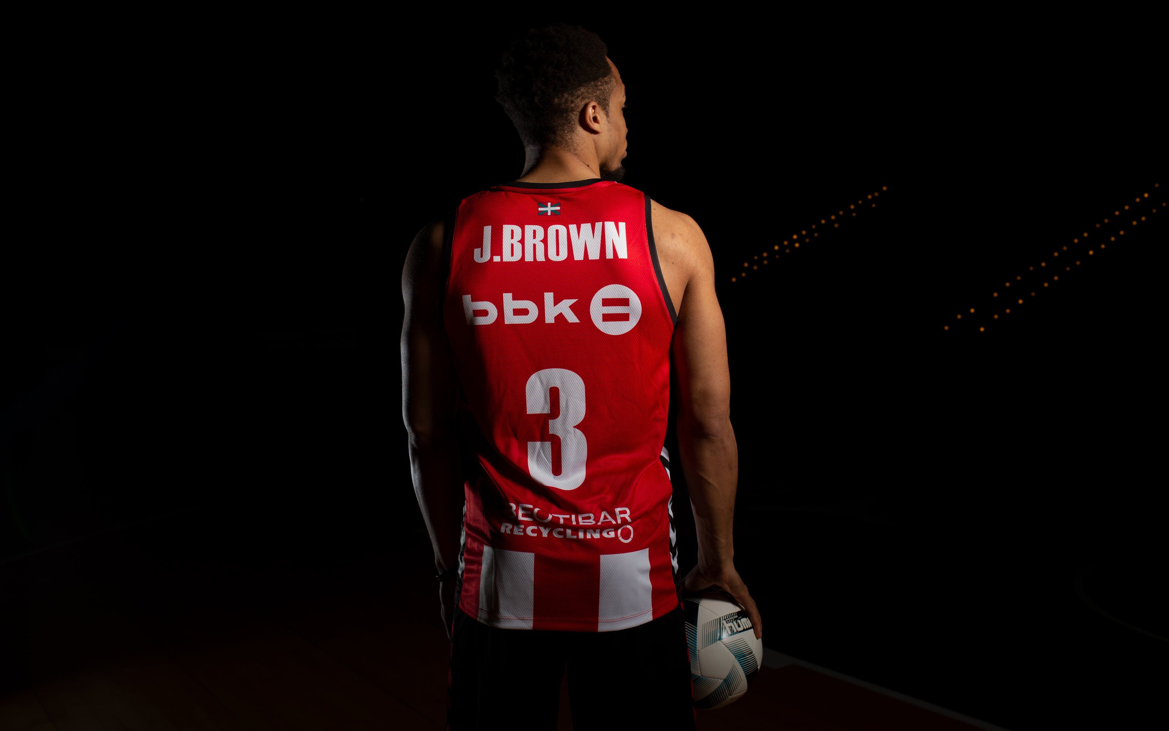  Jaylon Brown con la camiseta de Bilbao Basket en homenaje al Athletic Club para la Copa.