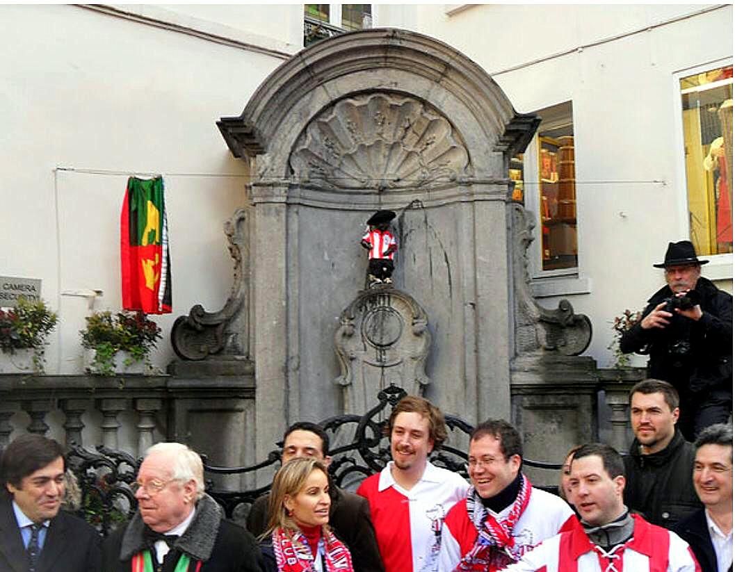  La camiseta del Athletic Club no podía faltar en el manneken pis de Bruselas.